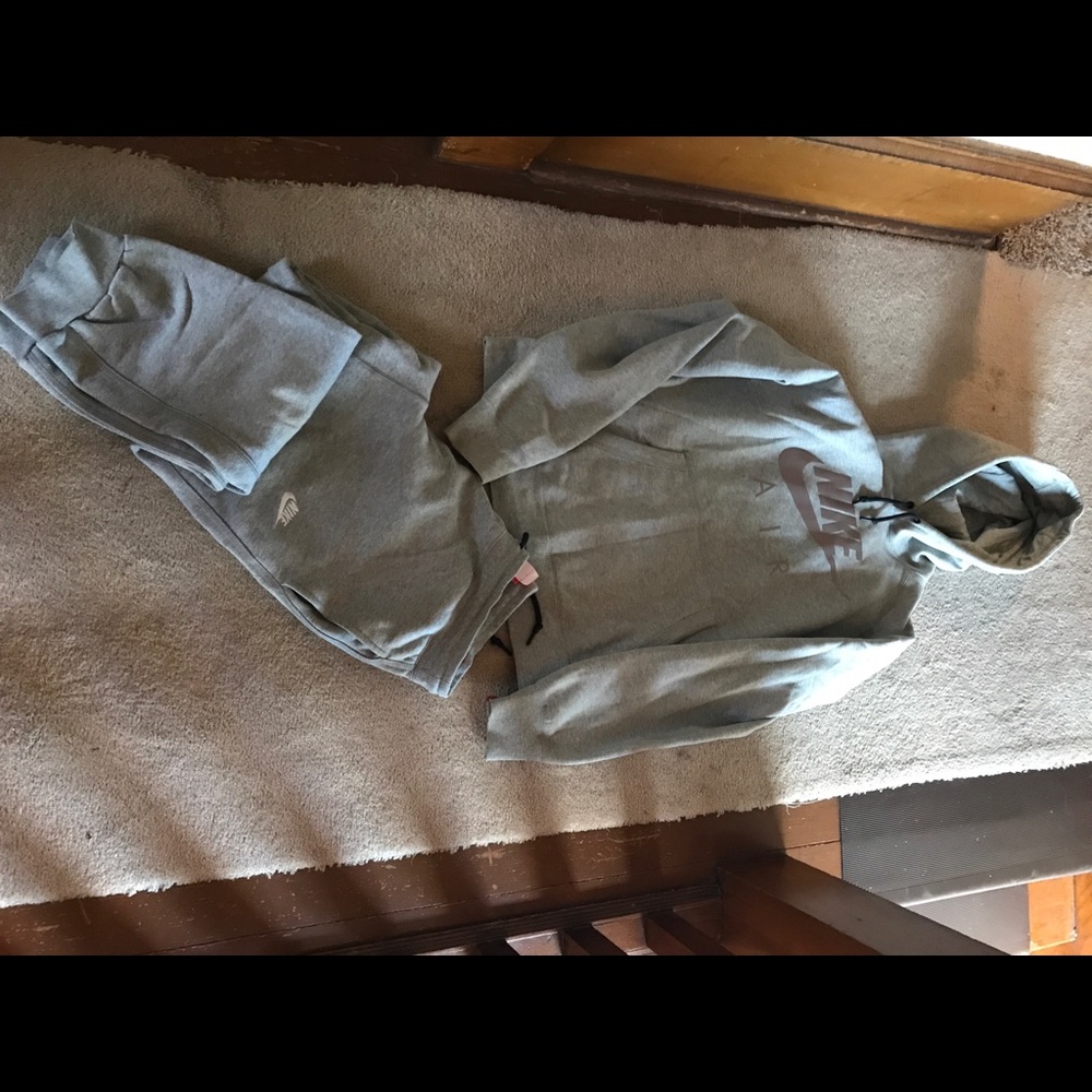 Men’s Nike sweatsuit top xl and bottoms L